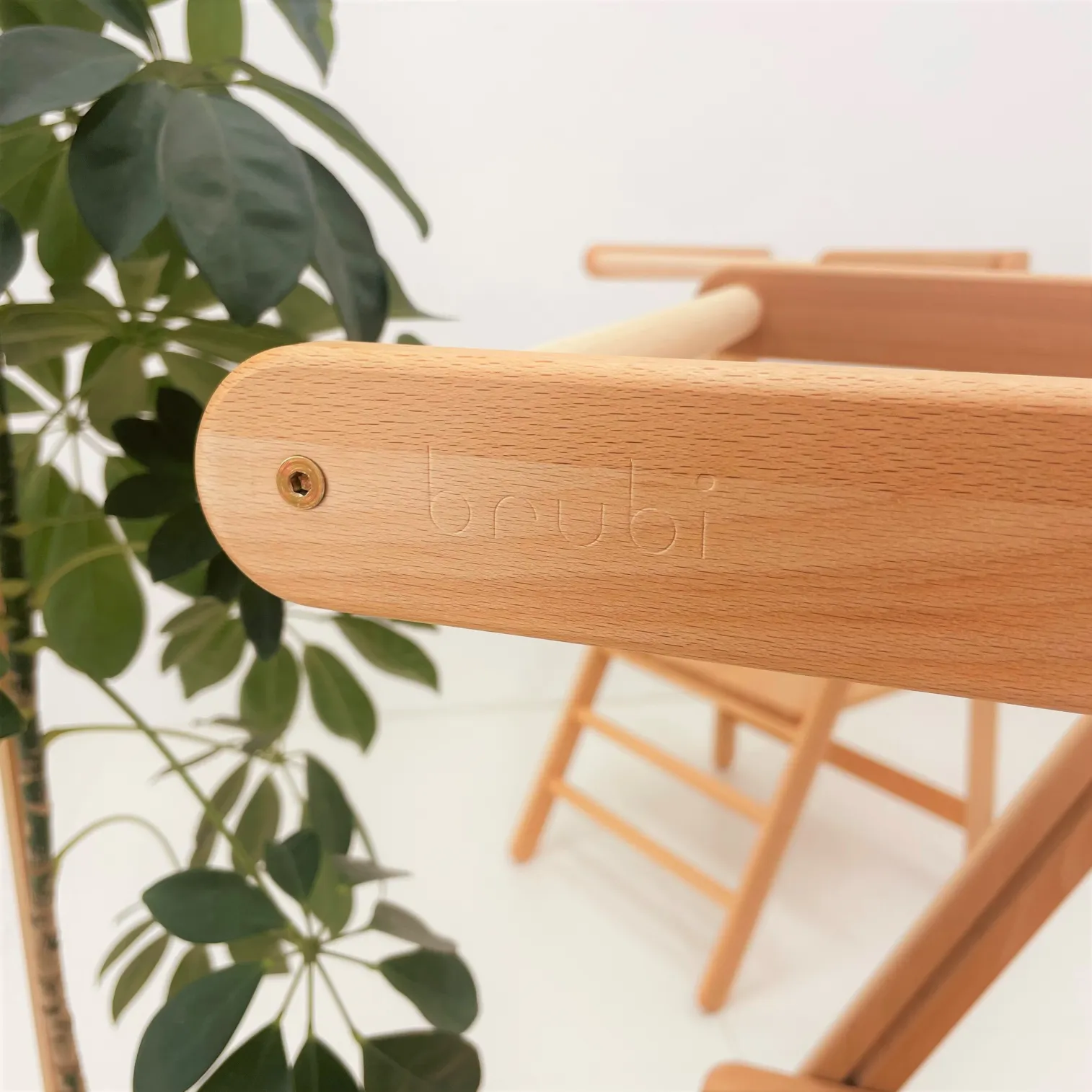 Birch wood grain close-up on Foldable MONTEtower, child-safe non-toxic finish detail