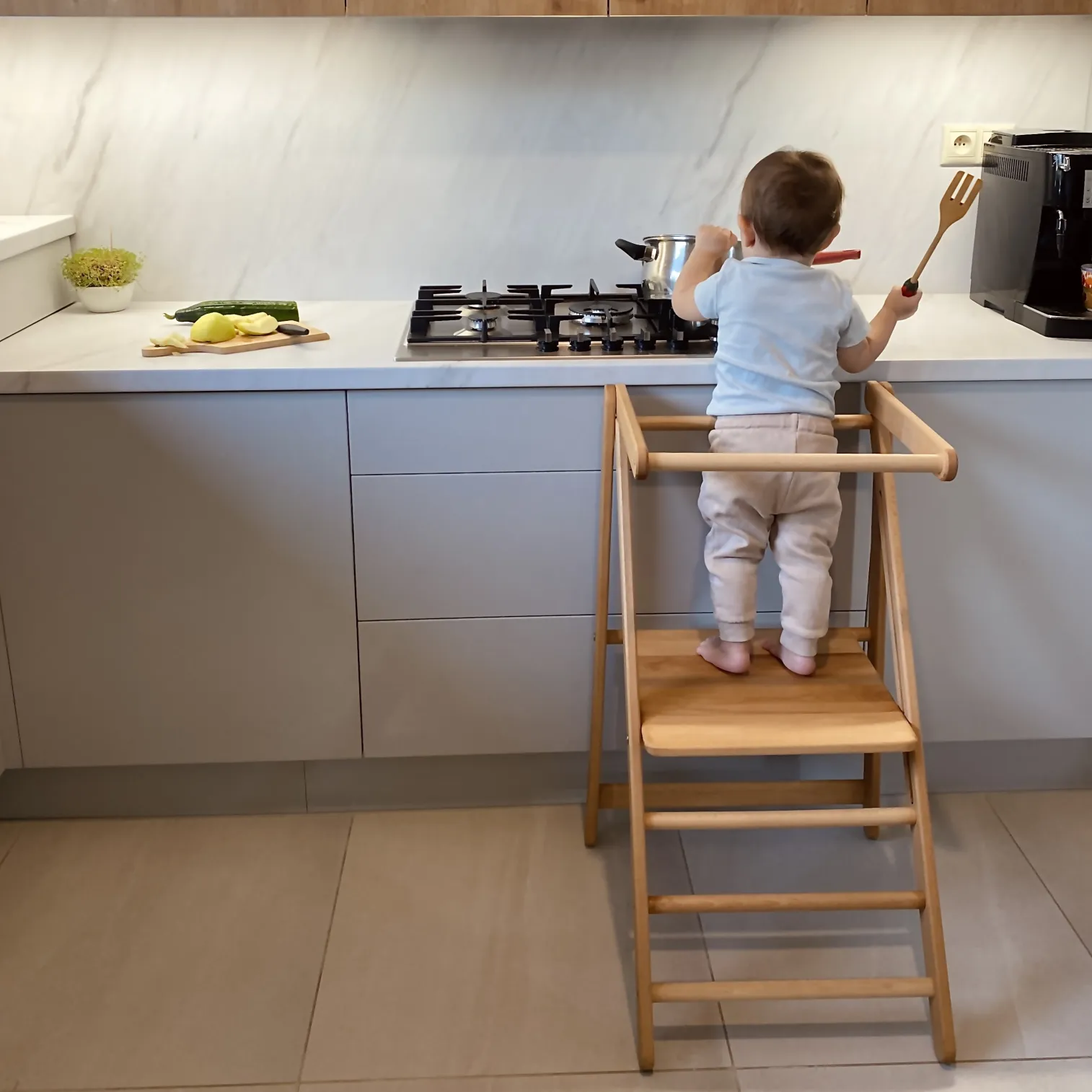 Child at countertop using Foldable MONTEtower, safe side rails and stable platform