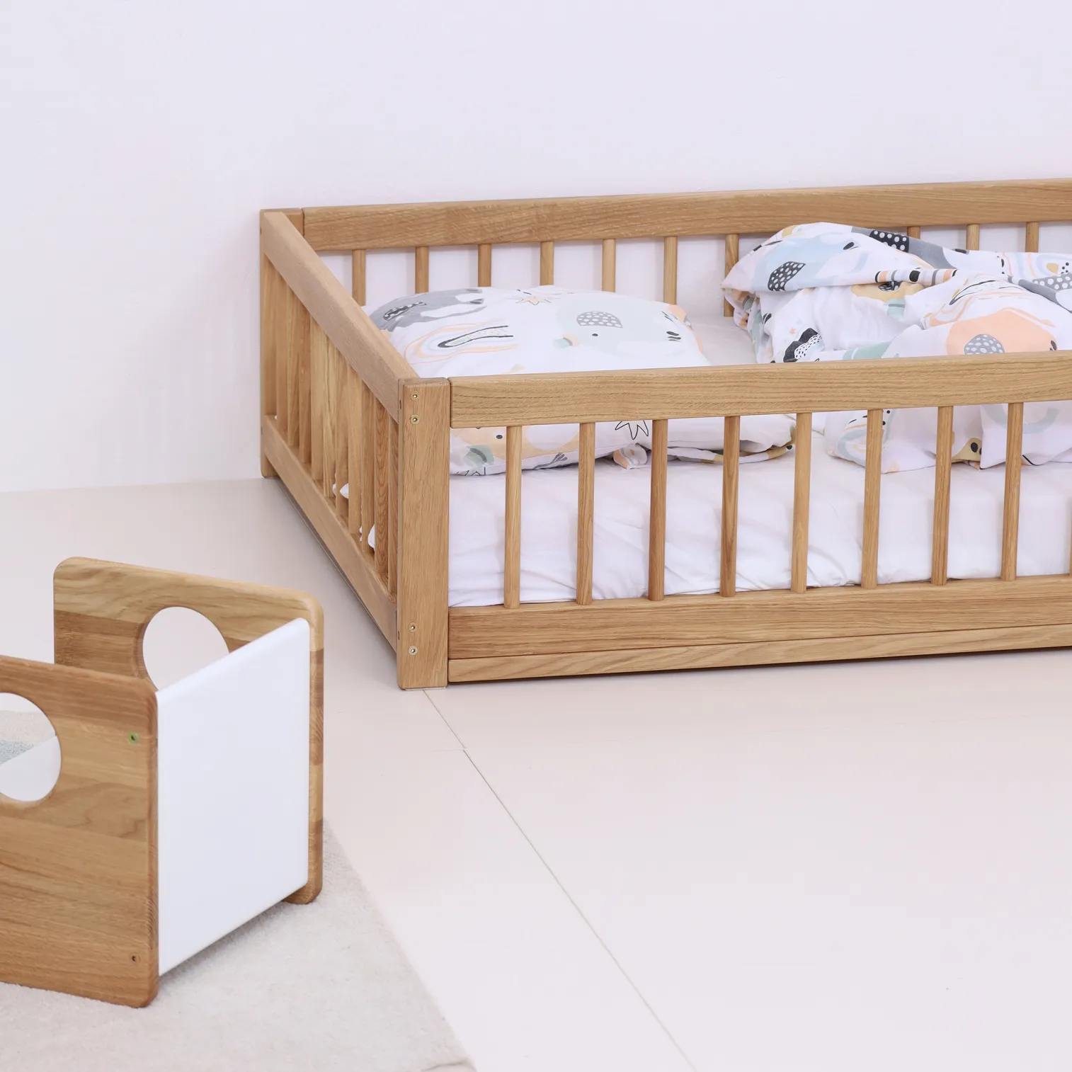 LUXURY OAK COLLECTION ! FLOORbed with rails and slatted bed base